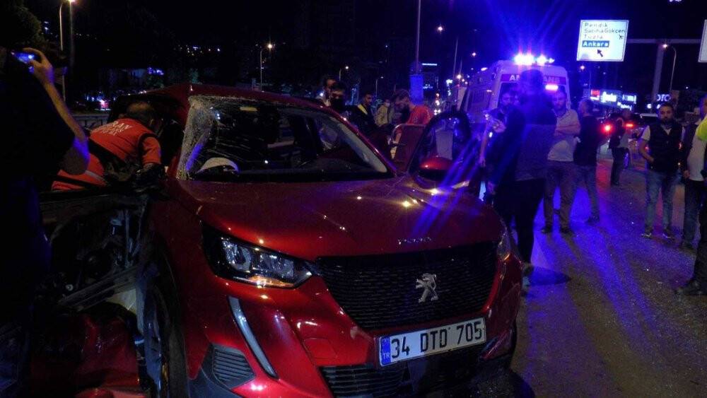 10 aracın karıştığı zincirleme kazada 2 kişi yaralandı