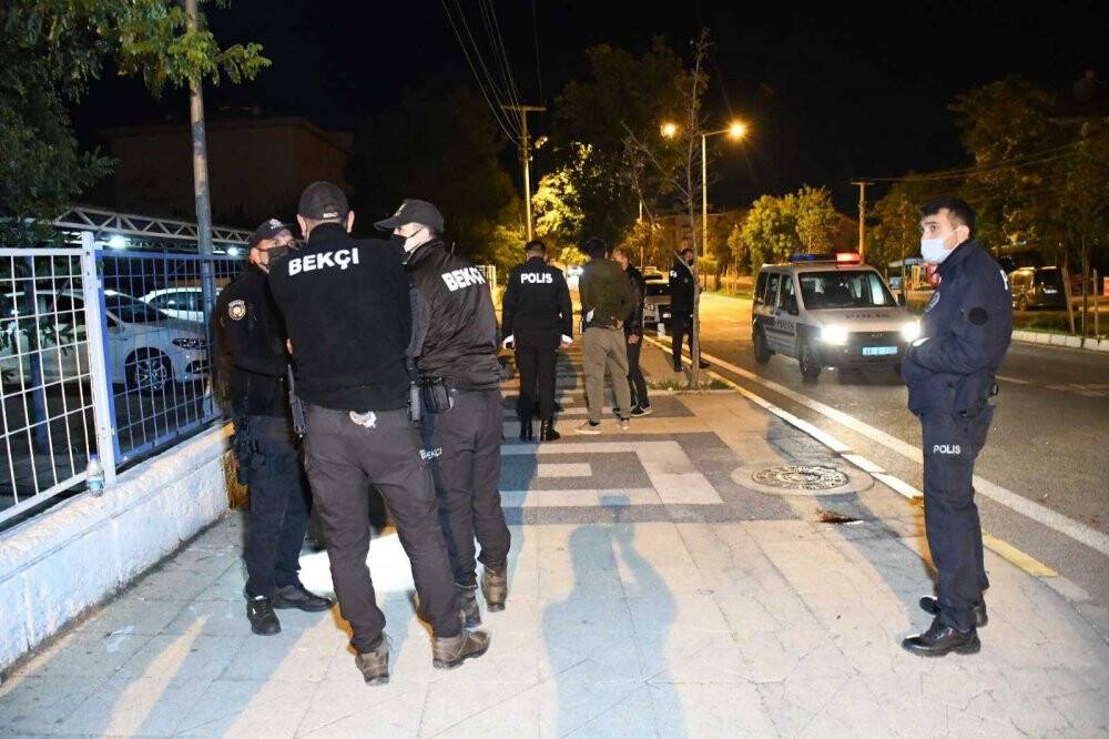 Araç içerisinden ateş açıp arkadaşını vurdu