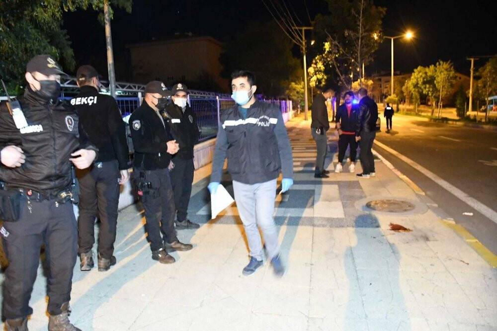 Araç içerisinden ateş açıp arkadaşını vurdu