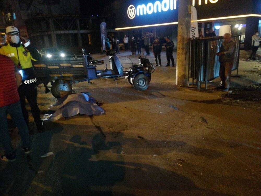 Kaldırıma çarpan patpat takla attı: 1 ölü, 2 yaralı