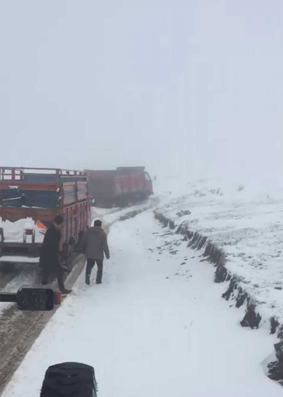 Kar ve tipide mahsur kalan yaylacılar ve koyun sürüsü kurtarıldı
