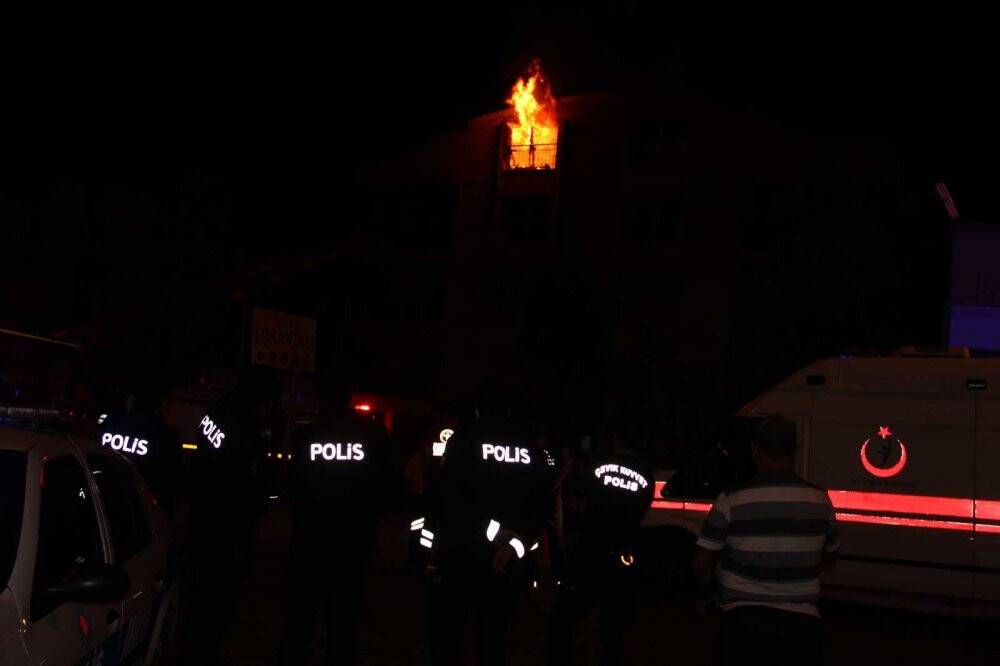 Öfkeli koca binayı ateşe verdi, mahalleli sokağa döküldü