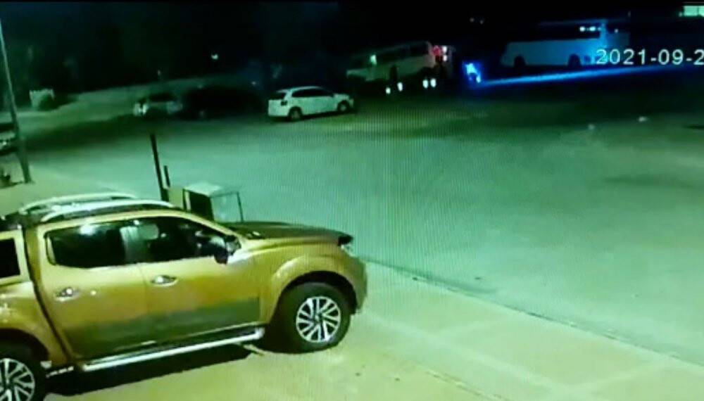 Park halindeki hurda minibüsü çekiciye yükleyip Konya’ya getirdiler