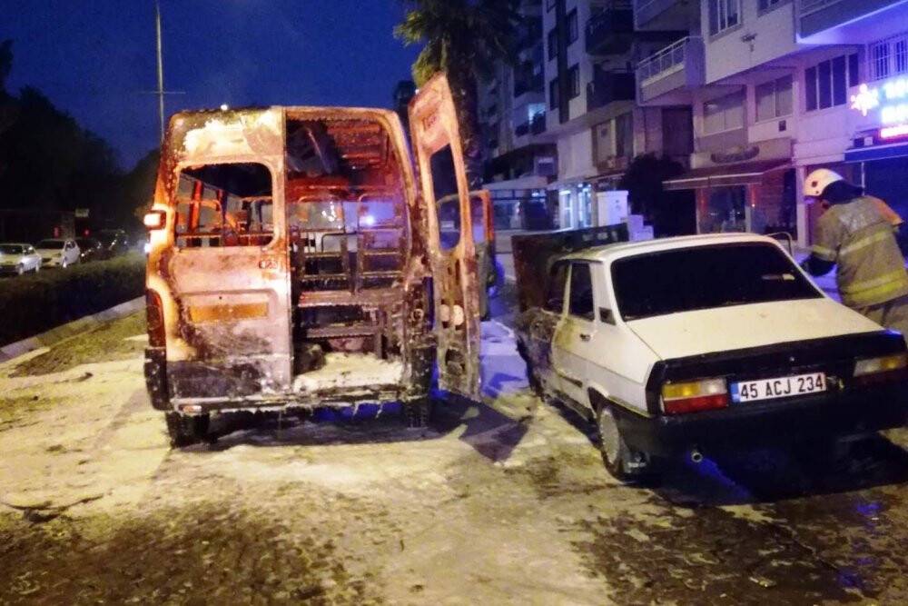 Seyir halindeki minibüs alev topuna döndü