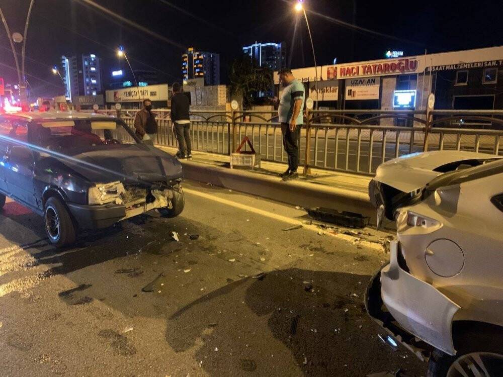 4 otomobil zincirleme kaza yaptı