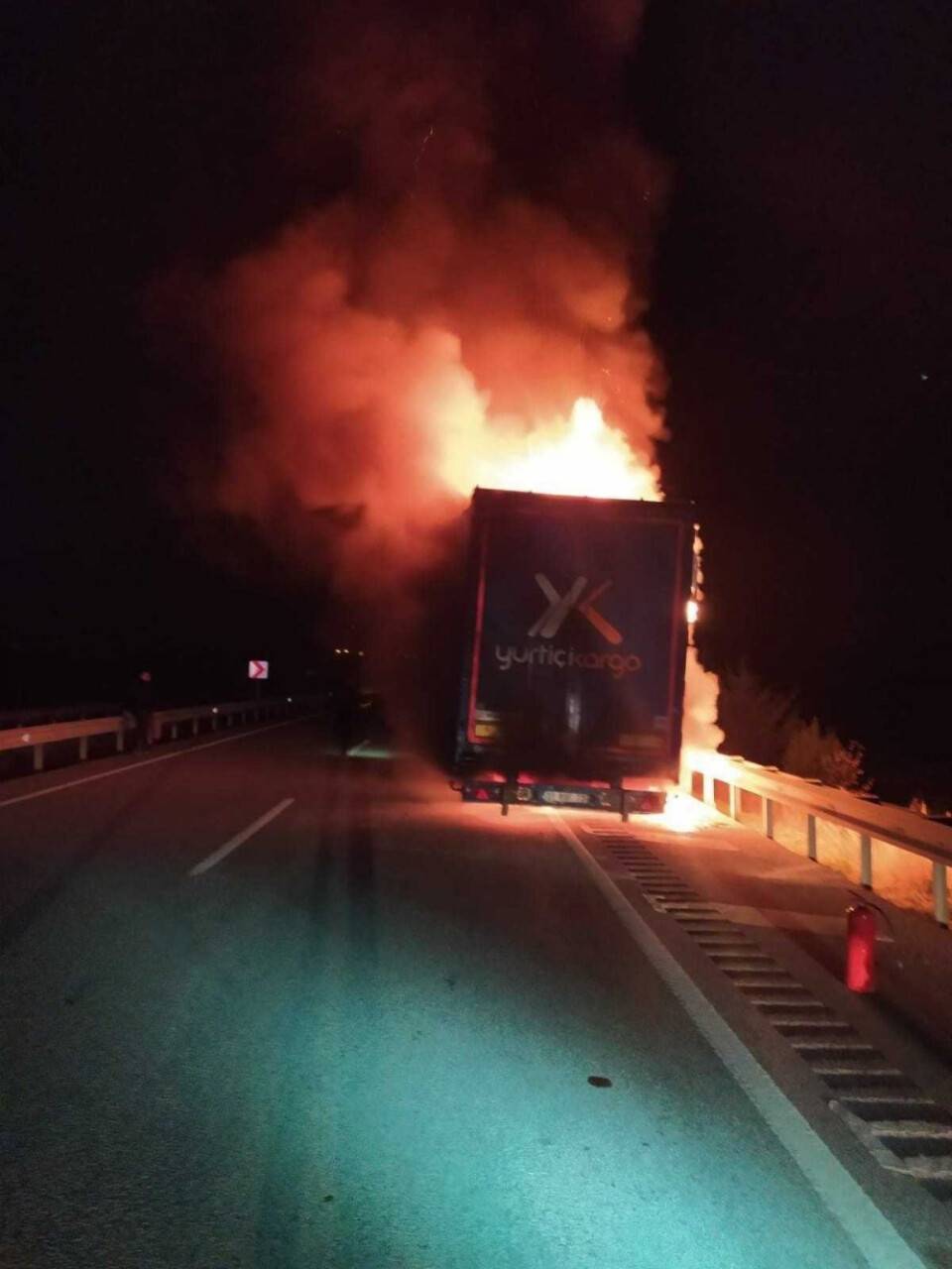 Kargo taşıyan kamyon alev alev yandı, içindekiler kullanılamaz hale geldi