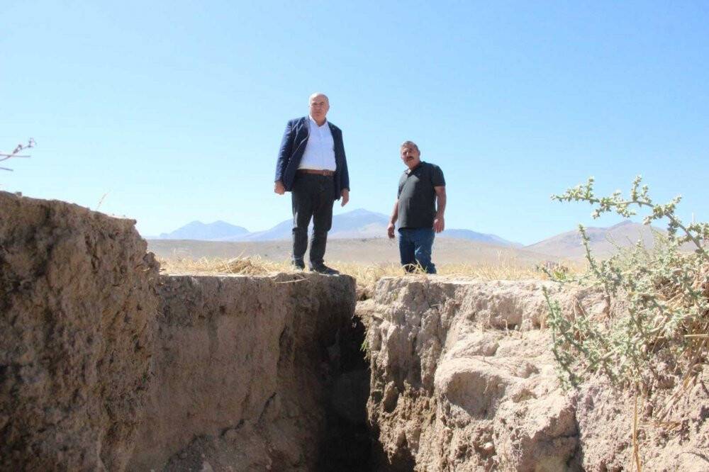 Konya’da görünen yüzey yarıkları Karaman’da da oluştu