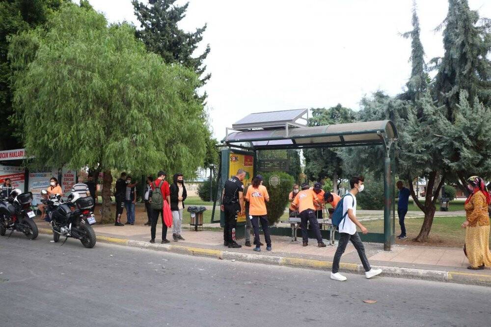 Sinir krizi geçiren kadın otobüs durağına saldırdı