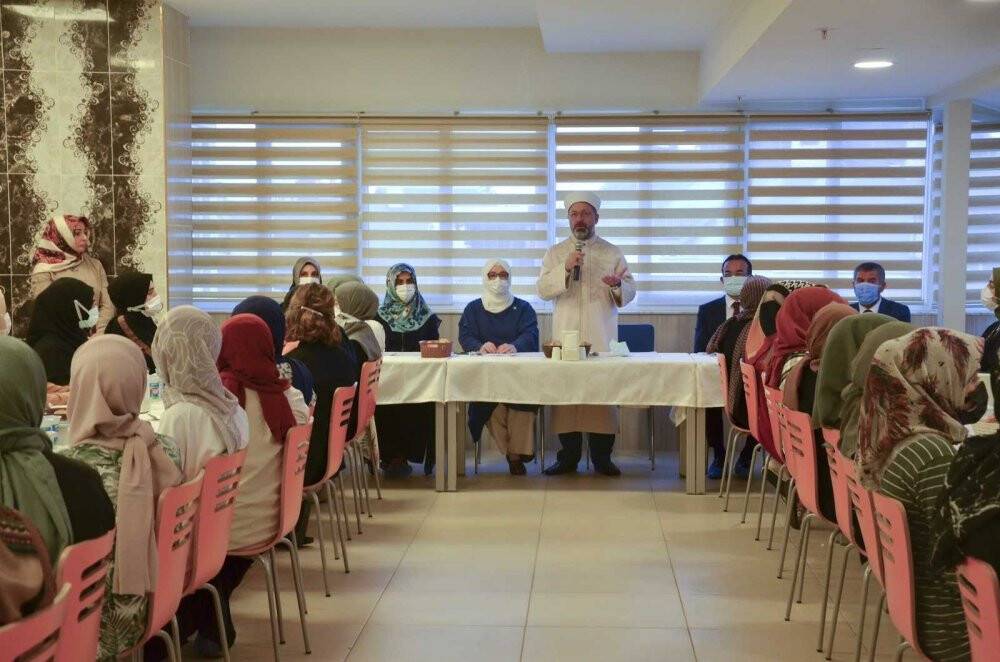 Diyanet İşleri Başkanı Erbaş: Ev konforunda 10 bin öğrenciye hizmet veriyoruz