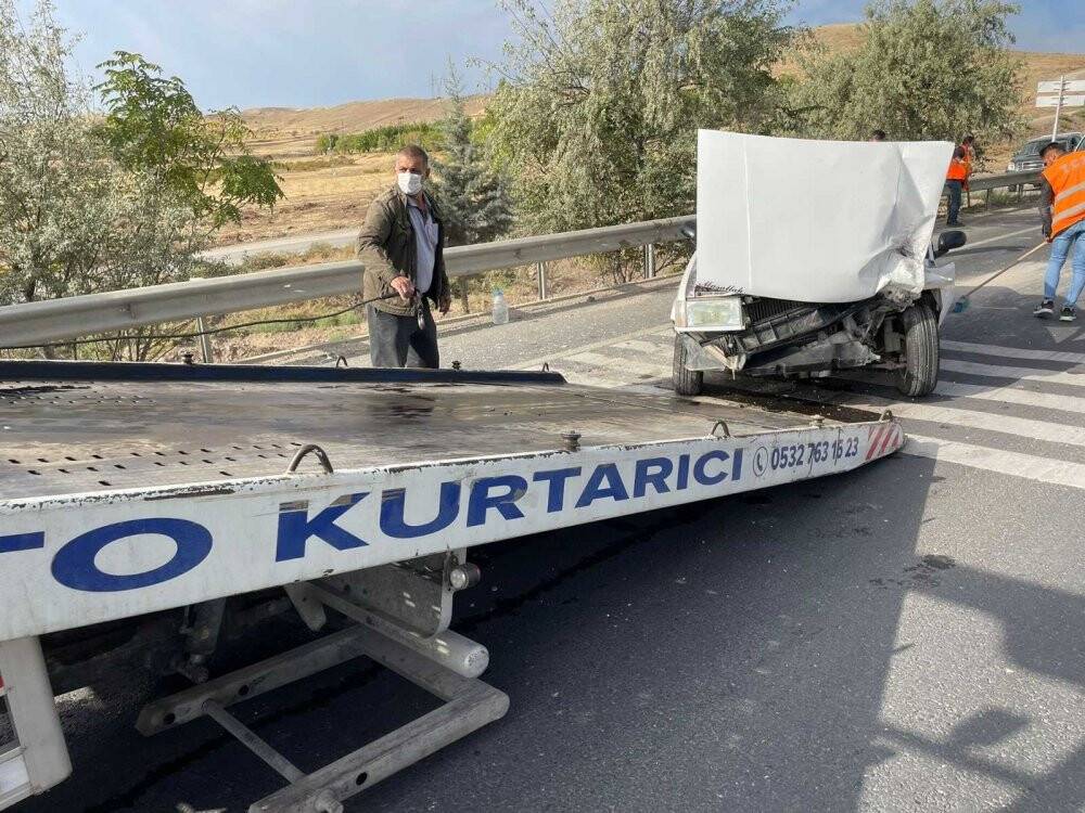 Elazığ’da otomobil kamyona çarptı: 1 yaralı