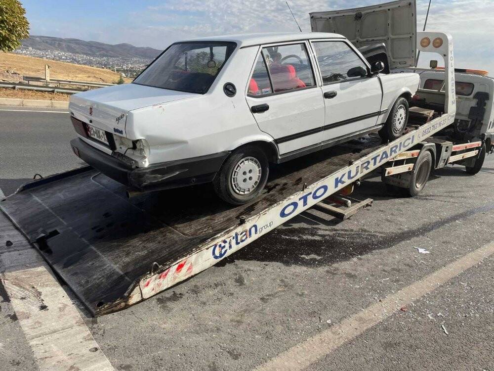 Elazığ’da otomobil kamyona çarptı: 1 yaralı