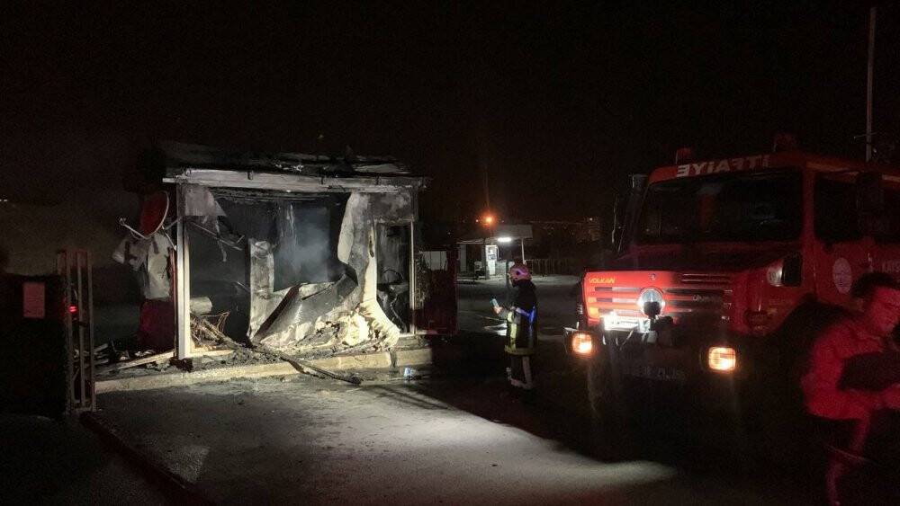 İşten çıkarılan operatör, iş makinesi ve kulübeyi ateşe verdi