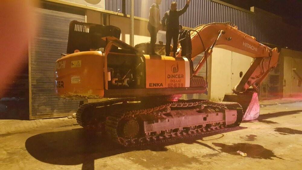 İşten çıkarılan operatör, iş makinesi ve kulübeyi ateşe verdi