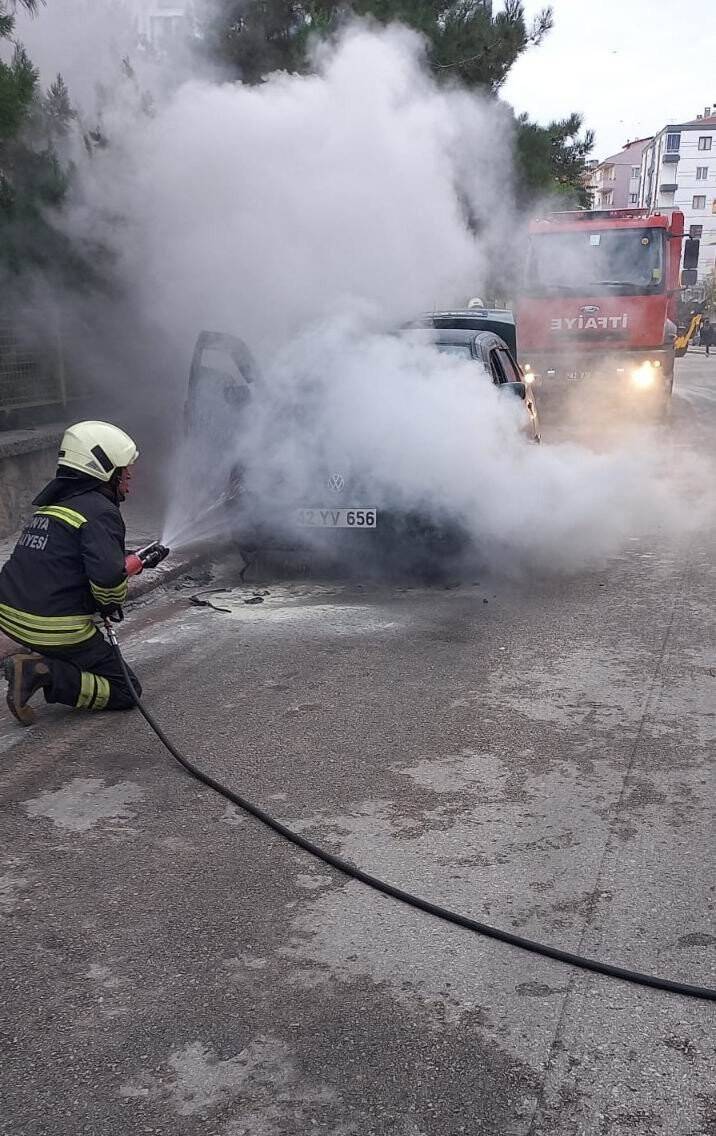 Konya’da seyir halindeki otomobilde yangın