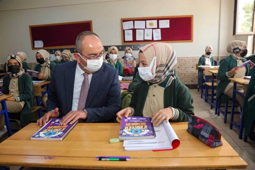 Meram’da öğrencilere ‘Mega- Kariyer Rehberi’ dağıtılıyor