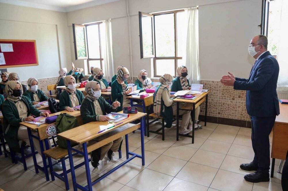 Meram’da öğrencilere ‘Mega- Kariyer Rehberi’ dağıtılıyor