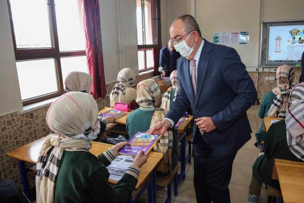 Meram’da öğrencilere ‘Mega- Kariyer Rehberi’ dağıtılıyor