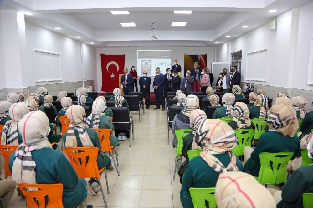 Meram’da öğrencilere ‘Mega- Kariyer Rehberi’ dağıtılıyor