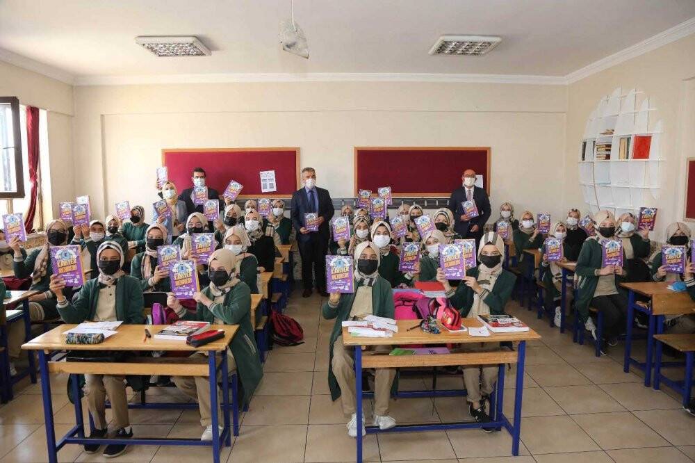 Meram’da öğrencilere ‘Mega- Kariyer Rehberi’ dağıtılıyor