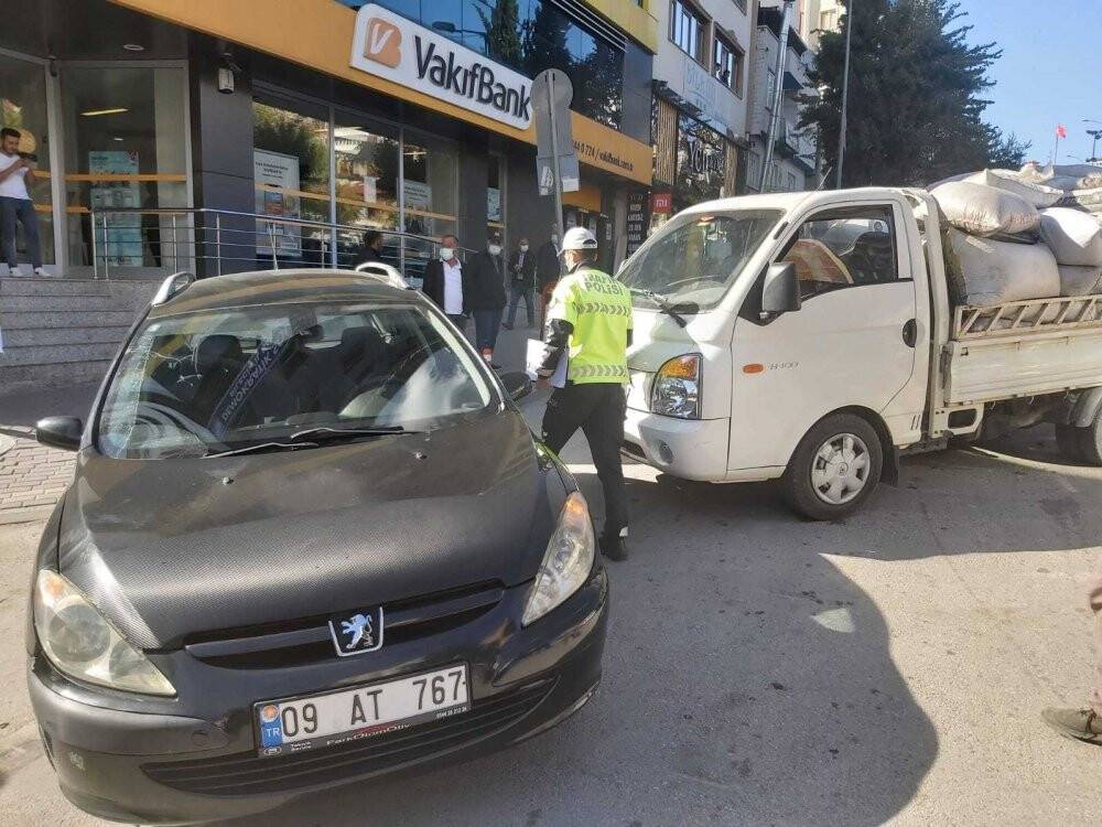 Yangına giderken zincirleme kazaya karışan itfaiye aracı durmayıp yoluna devam etti