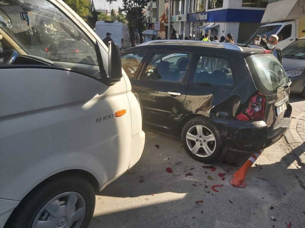 Yangına giderken zincirleme kazaya karışan itfaiye aracı durmayıp yoluna devam etti