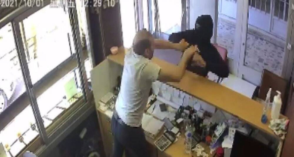 Silahlı kuyumcu soygunu kamerada