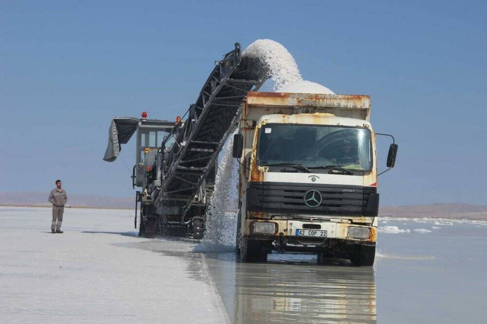 Tuz Gölü’nde hasat devam ediyor