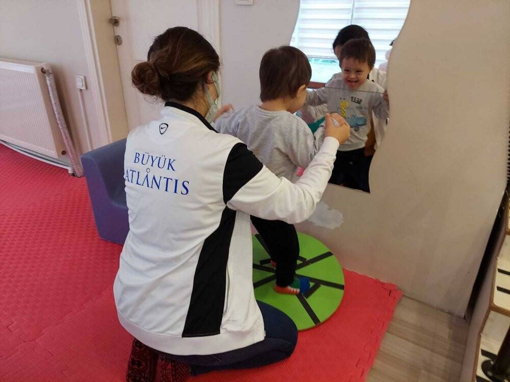 Yürüyemiyordu, ilk adımlarını attı herkesi ağlattı