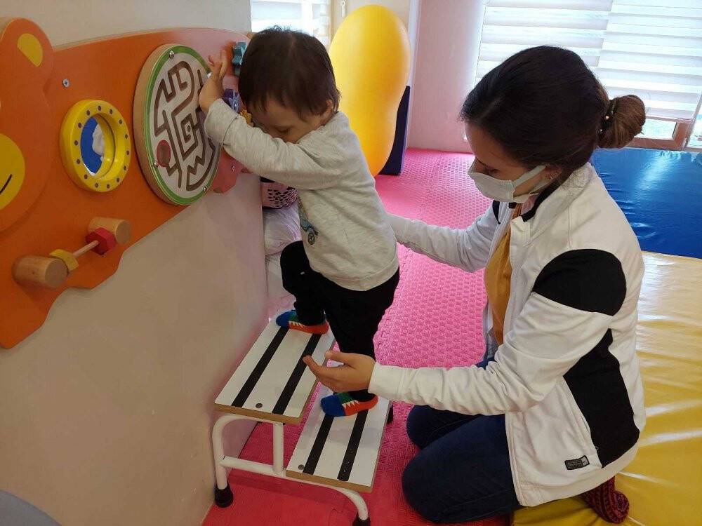 Yürüyemiyordu, ilk adımlarını attı herkesi ağlattı