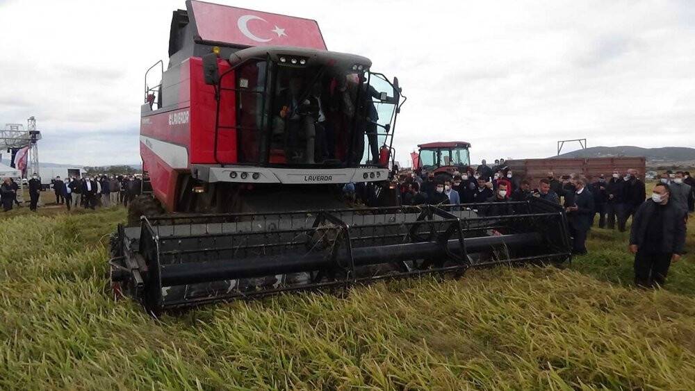 Bakan Pakdemirli Çanakkale’de damla sulamayla yetiştirilen çeltik hasadına katıldı