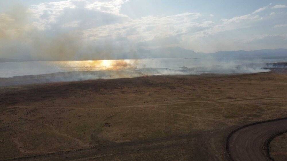 Beyşehir Gölü Milli Parkı kıyısındaki sazlıklar alev alev