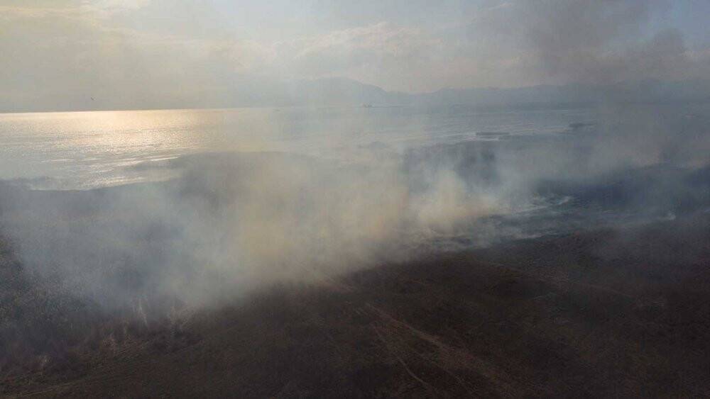 Beyşehir Gölü Milli Parkı kıyısındaki sazlıklar alev alev