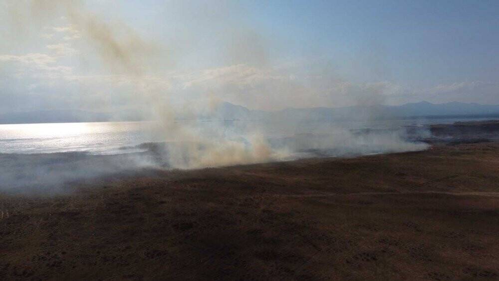 Beyşehir Gölü Milli Parkı kıyısındaki sazlıklar alev alev