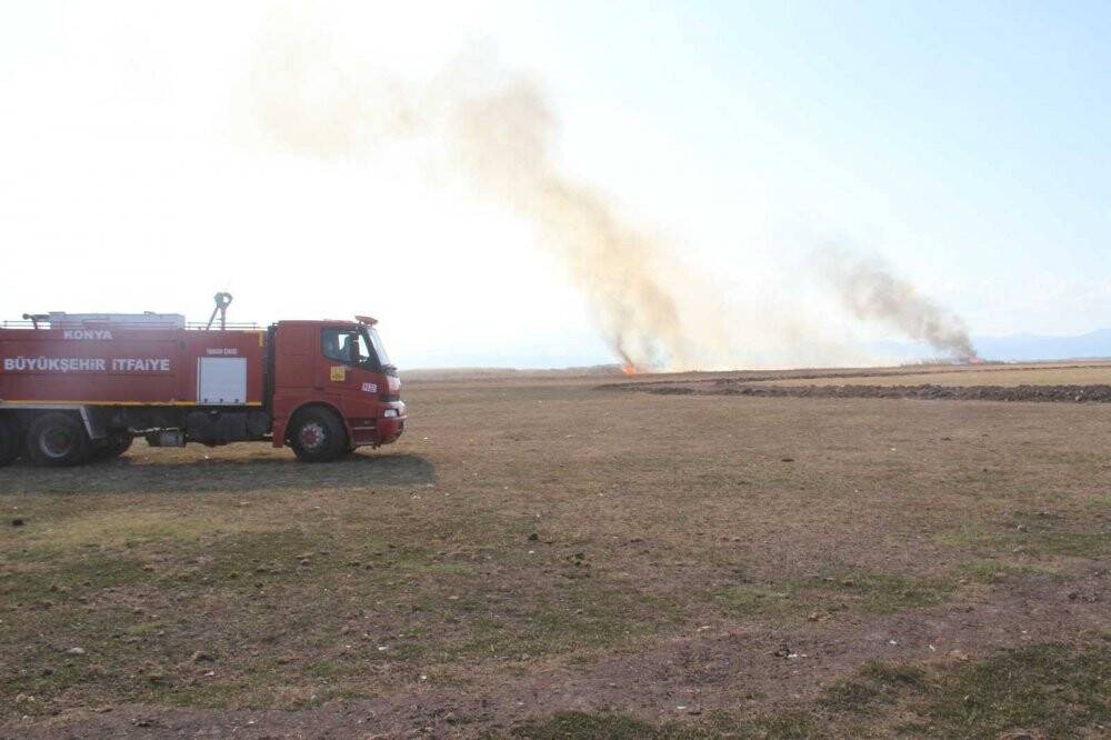 Beyşehir Gölü Milli Parkı kıyısındaki sazlıklar alev alev