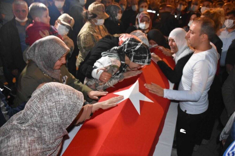 Bingöl’de terör saldırısında şehit olan işçiler son yolculuğuna uğurlandı