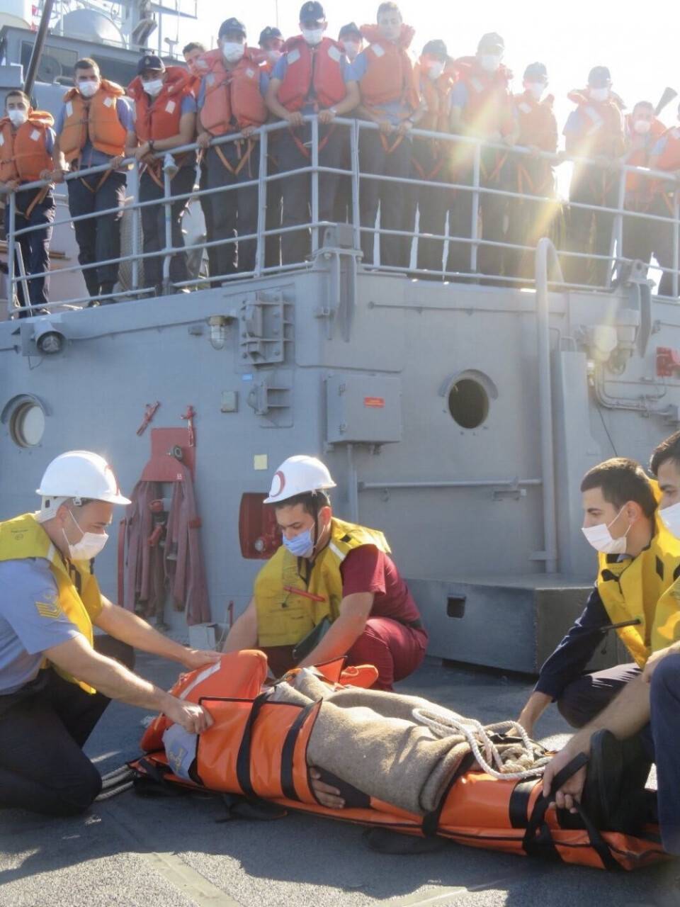 Genç Bahriyeliler, açık deniz eğitimlerinde Çanakkale Şehitler Abidesi’ni selamladı