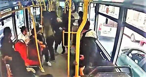 Halk otobüsündeki panik anları kamerada