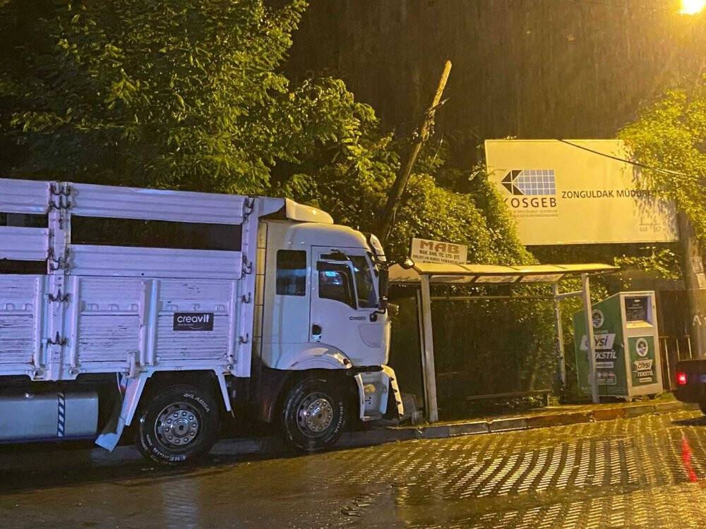 Kamyonet yolcu durağına çarptı, faciadan dönüldü