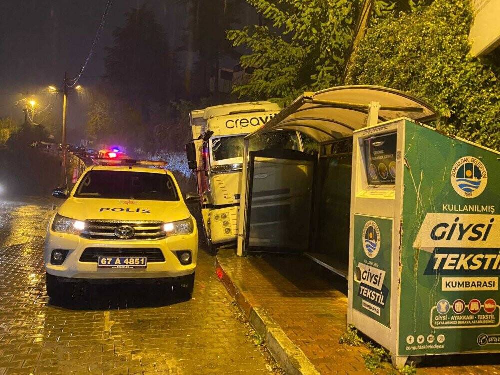 Kamyonet yolcu durağına çarptı, faciadan dönüldü