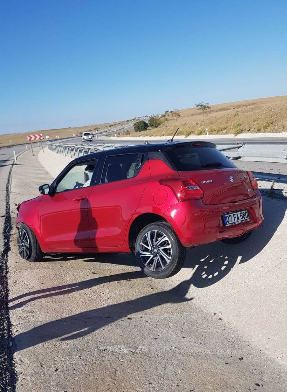 Konya'da otomobil bariyerlere çarptı: 1 yaralı