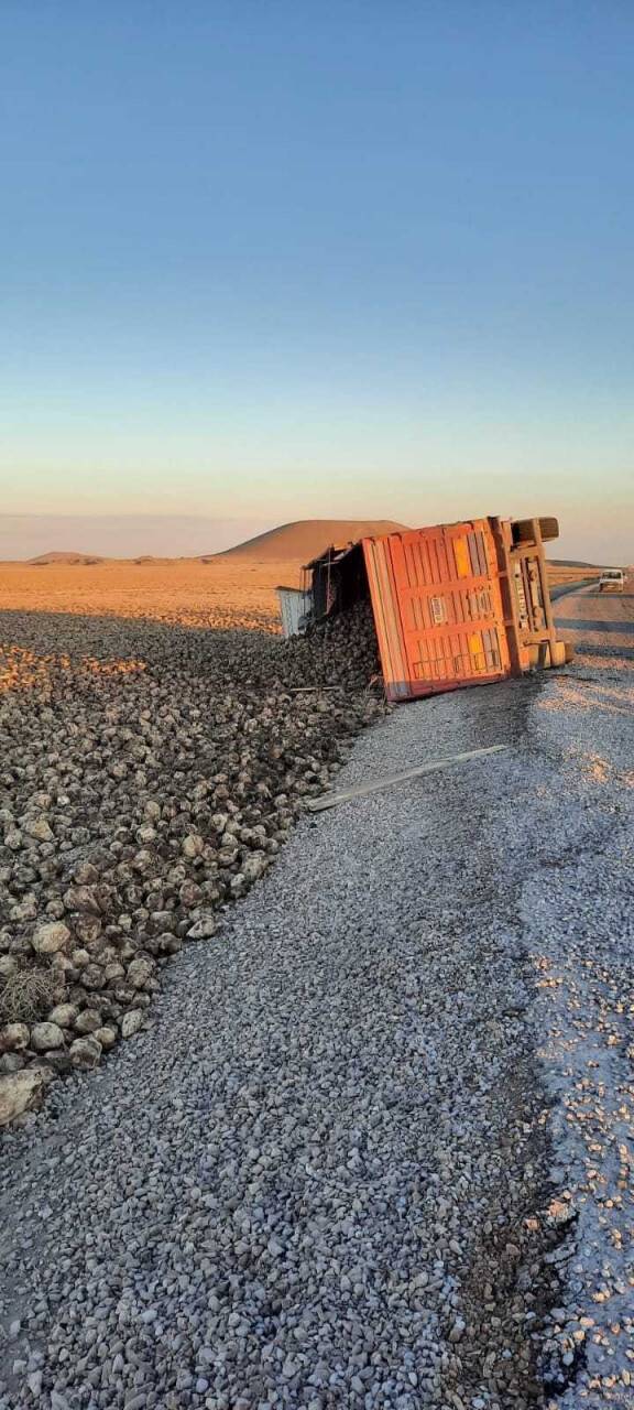 Konya'da pancar yüklü tır devrildi: 1 yaralı
