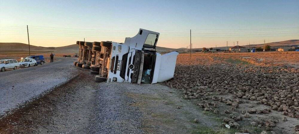 Konya'da pancar yüklü tır devrildi: 1 yaralı