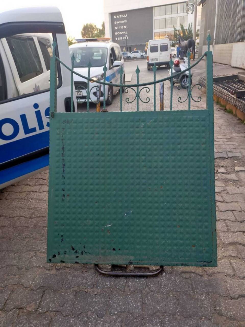 Mezarlığın kapısını çaldılar, satmak isterken suçüstü yakalandılar