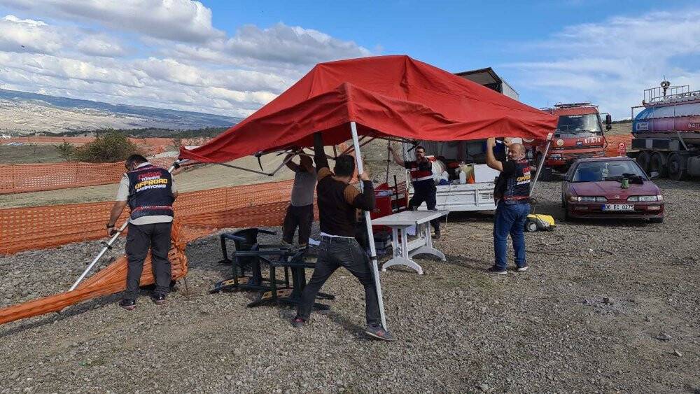 Off-Road yarışları sırasında oluşan hortum çadırları uçurdu