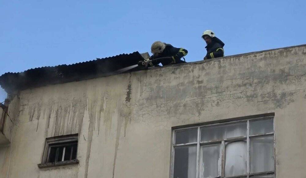 4 katlı binanın çatısı alev alev yandı