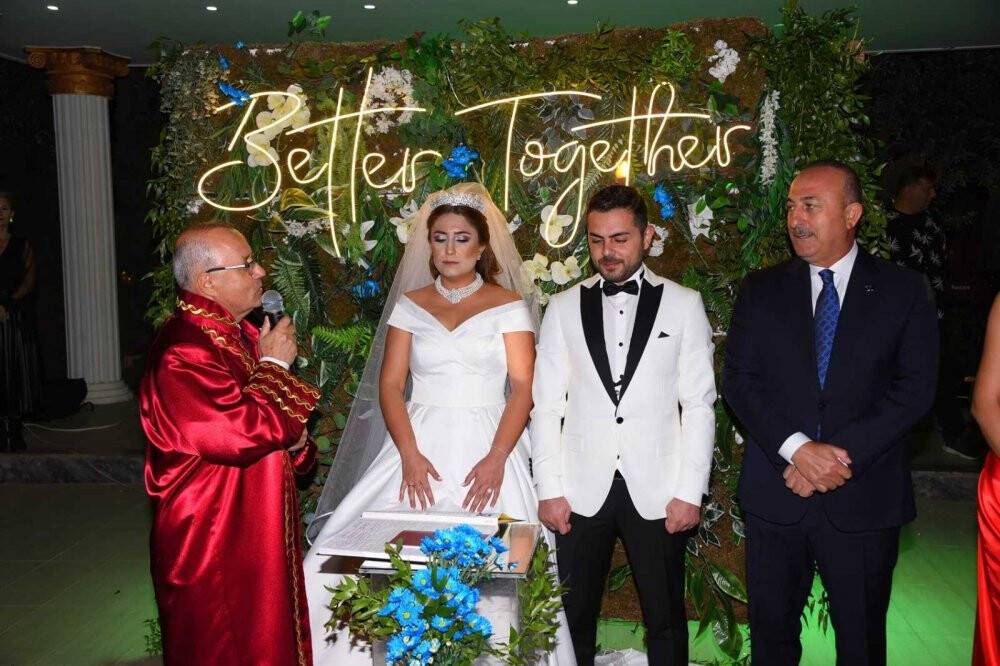 Bakan Çavuşoğlu, Manisa’da nikah şahidi oldu
