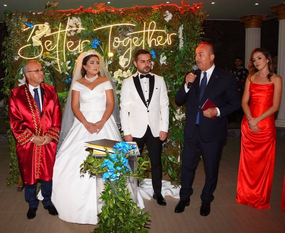 Bakan Çavuşoğlu, Manisa’da nikah şahidi oldu