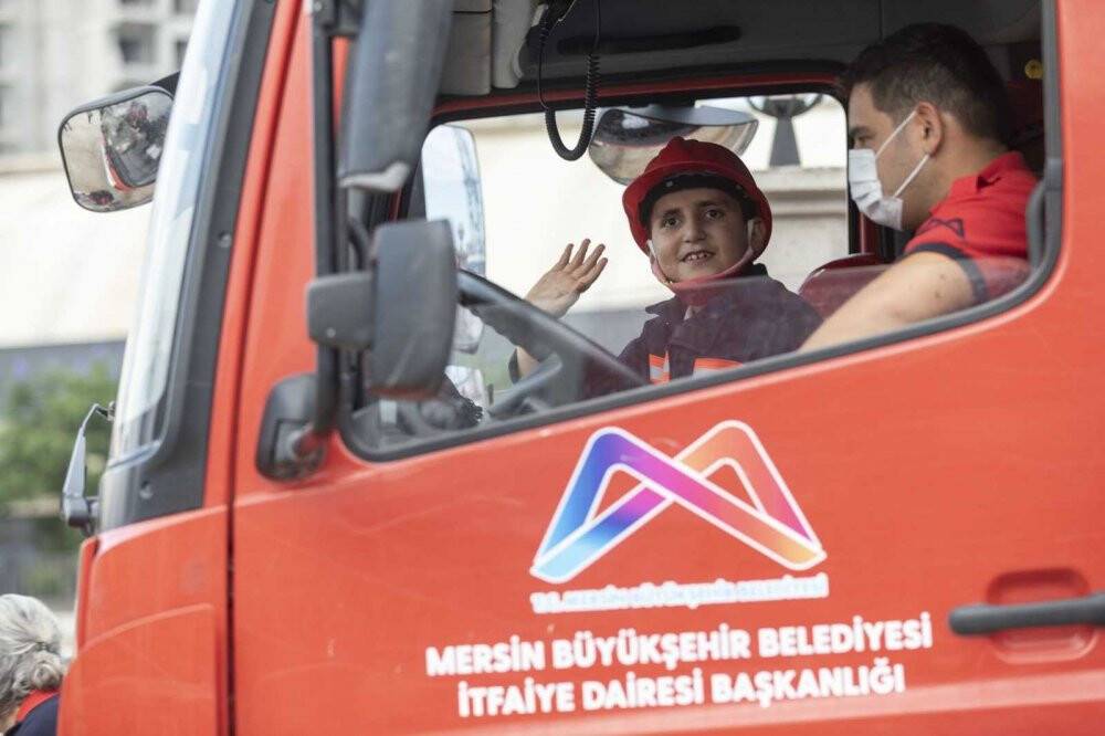 Bir günlüğüne itfaiyeci oldular