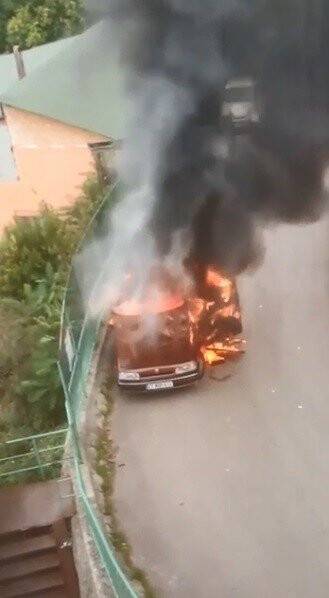 Cadde üzerindeki otomobil alev alev yandı
