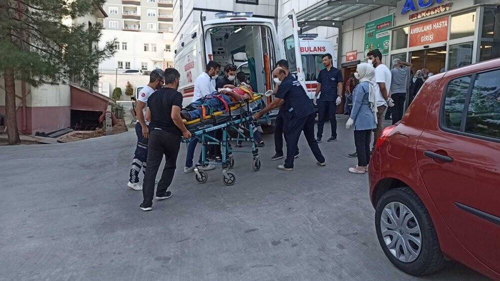 Demir bariyerlere çarpan otomobil hurdaya döndü: 3’ü ağır 4 yaralı